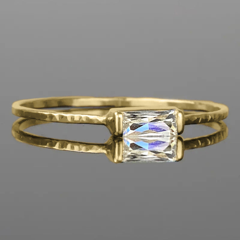 Klassinen Sormus ajattomalla viehätyksellä