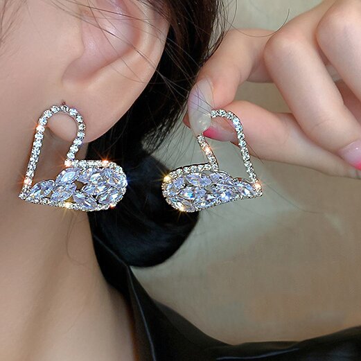 Kaunis Korvarengas ainutlaatuisella tyylillä