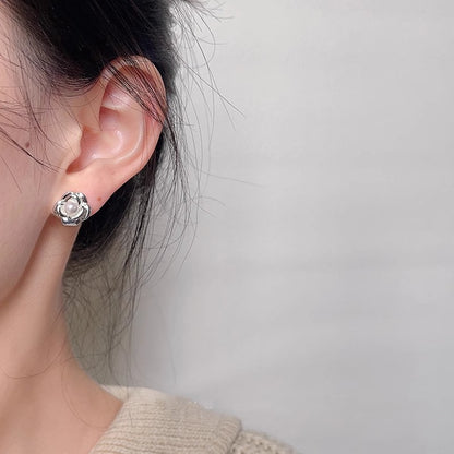 Kaunis Helmi Korvarengas ainutlaatuisella tyylillä