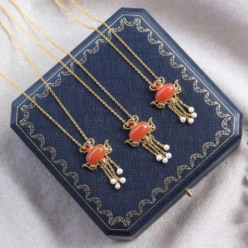 Klassinen Hopea Riipus ajattomalla viehätyksellä