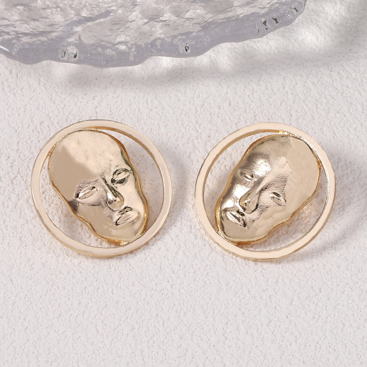 Klassinen Korvarengas ajattomalla viehätyksellä