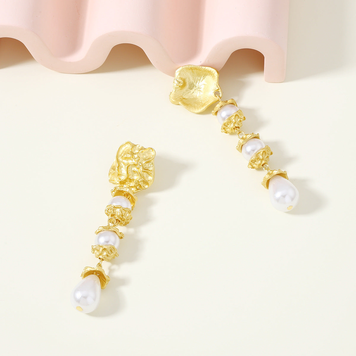 Kaunis Helmi Korvarengas ainutlaatuisella tyylillä