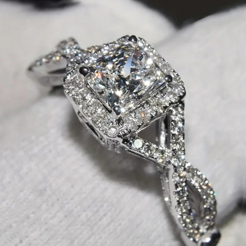 Klassinen Ketju ajattomalla viehätyksellä