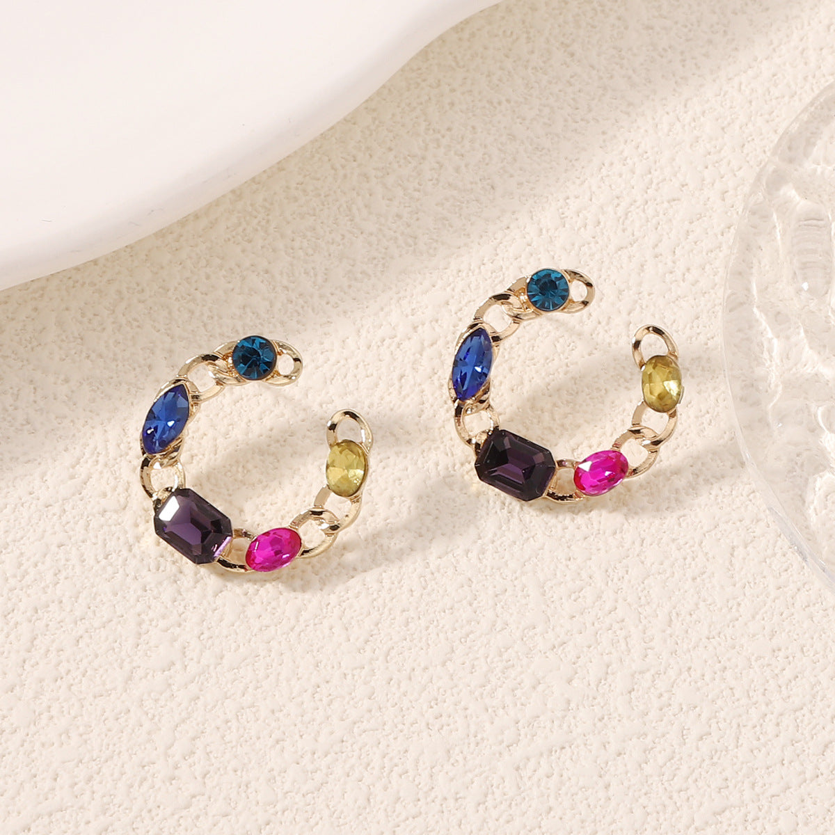 Kaunis Korvarengas ainutlaatuisella tyylillä