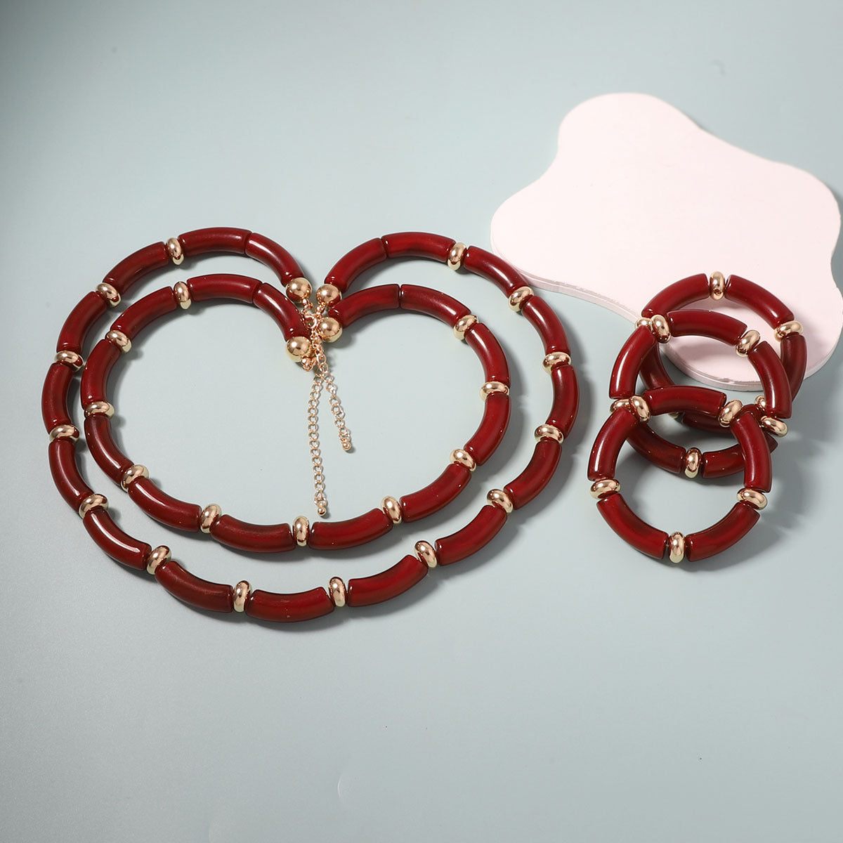 Klassinen Kaulakoru ajattomalla viehätyksellä