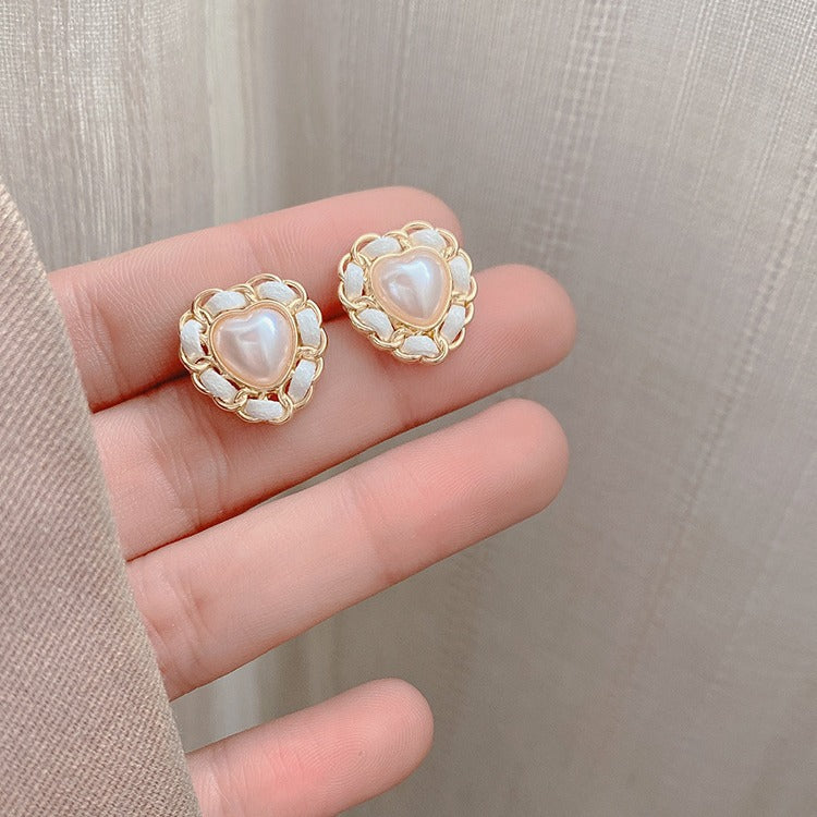 Klassinen Helmi Korvarengas ajattomalla viehätyksellä