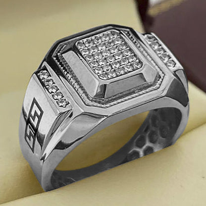 Romanttinen Kulta Sormus erityisiin hetkiin