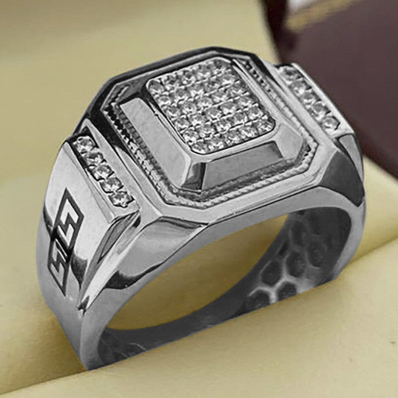 Romanttinen Kulta Sormus erityisiin hetkiin