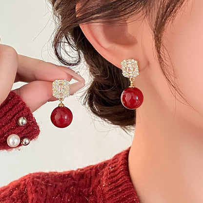 Kaunis Helmi Korvarengas ainutlaatuisella tyylillä