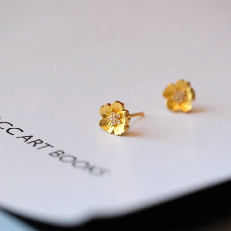 Kaunis Kulta Korvarengas ainutlaatuisella tyylillä