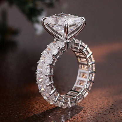 Klassinen Sormus ajattomalla viehätyksellä