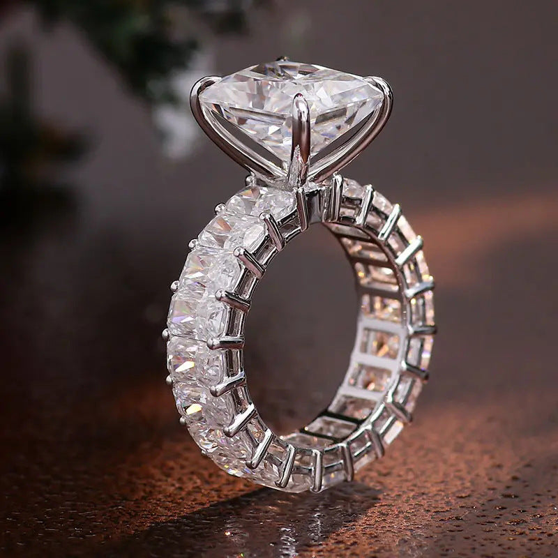 Klassinen Sormus ajattomalla viehätyksellä