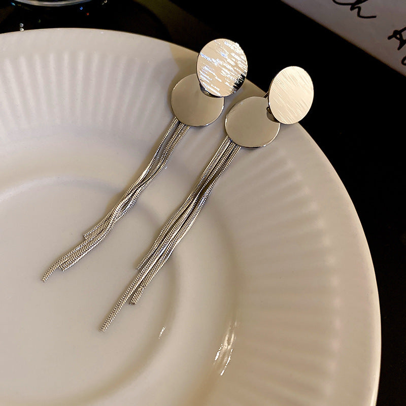 Kaunis Korvarengas ainutlaatuisella tyylillä