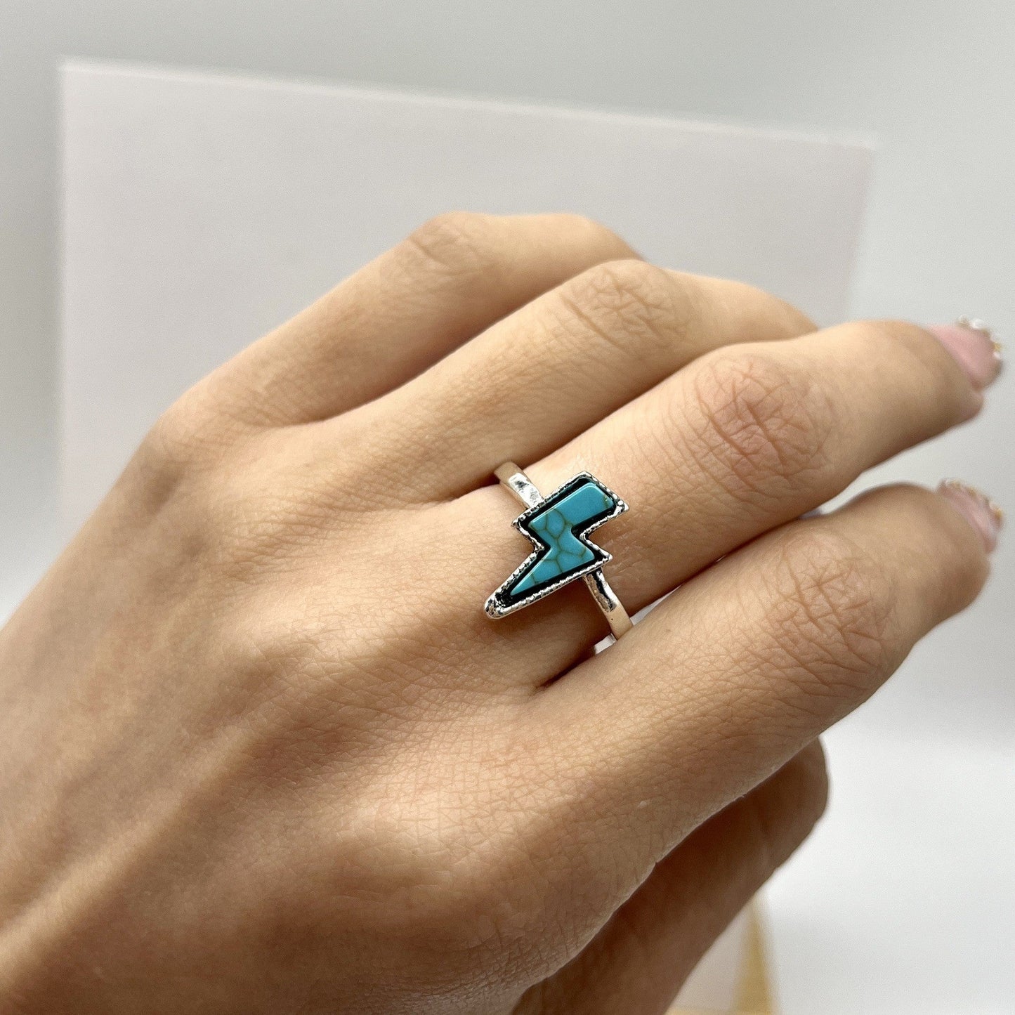 Kaunis Sormus ainutlaatuisella tyylillä