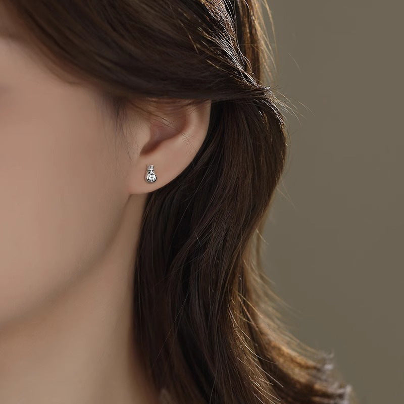 Kaunis Korvarengas ainutlaatuisella tyylillä