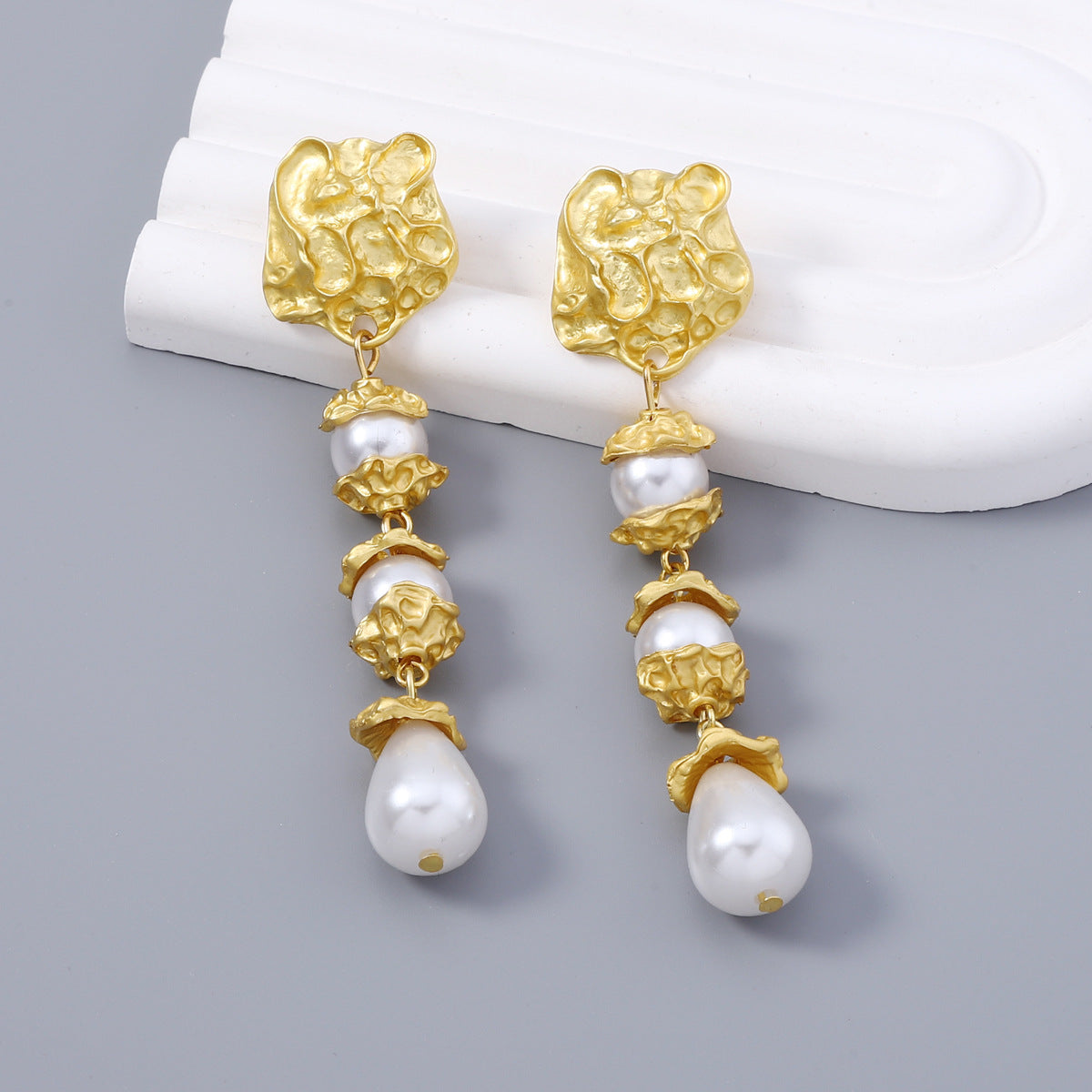 Kaunis Helmi Korvarengas ainutlaatuisella tyylillä