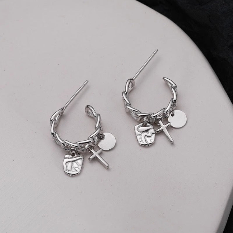 Kaunis Korvarengas ainutlaatuisella tyylillä