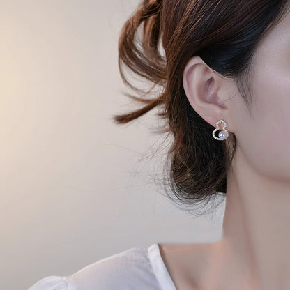 Klassinen Helmi Korvarengas ajattomalla viehätyksellä