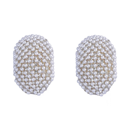 Kaunis Helmi Korvarengas ainutlaatuisella tyylillä