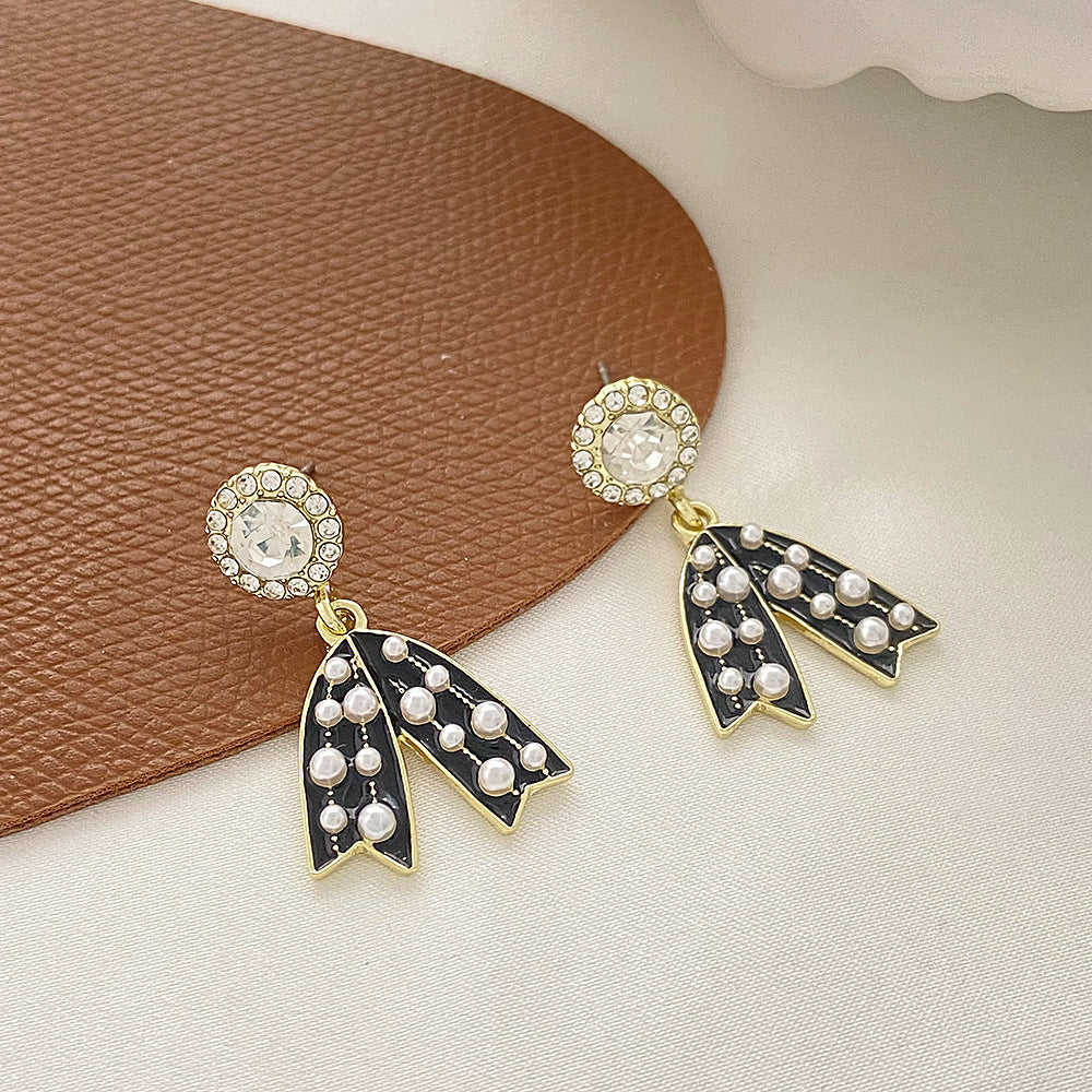 Klassinen Helmi Korvarengas ajattomalla viehätyksellä