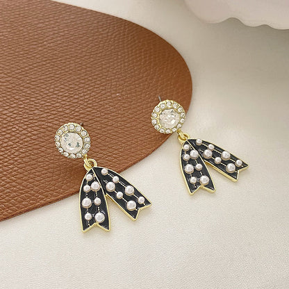 Klassinen Helmi Korvarengas ajattomalla viehätyksellä