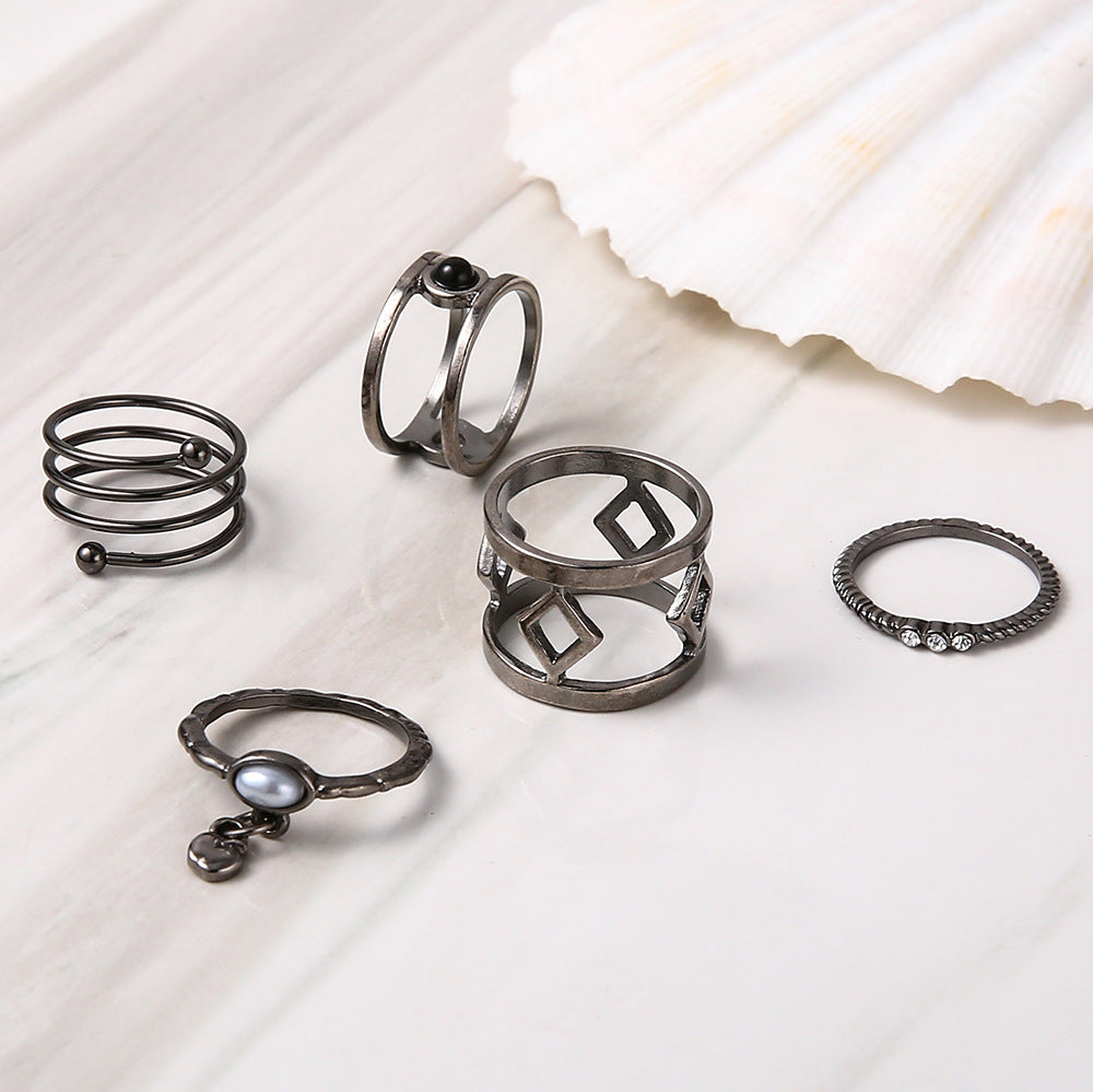 Klassinen Sormus ajattomalla viehätyksellä