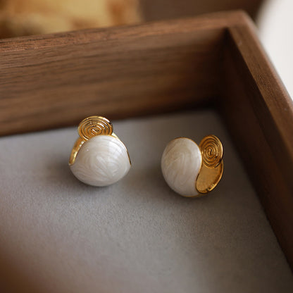 Kaunis Korvarengas ainutlaatuisella tyylillä