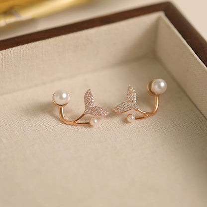 Kaunis Helmi Korvarengas ainutlaatuisella tyylillä