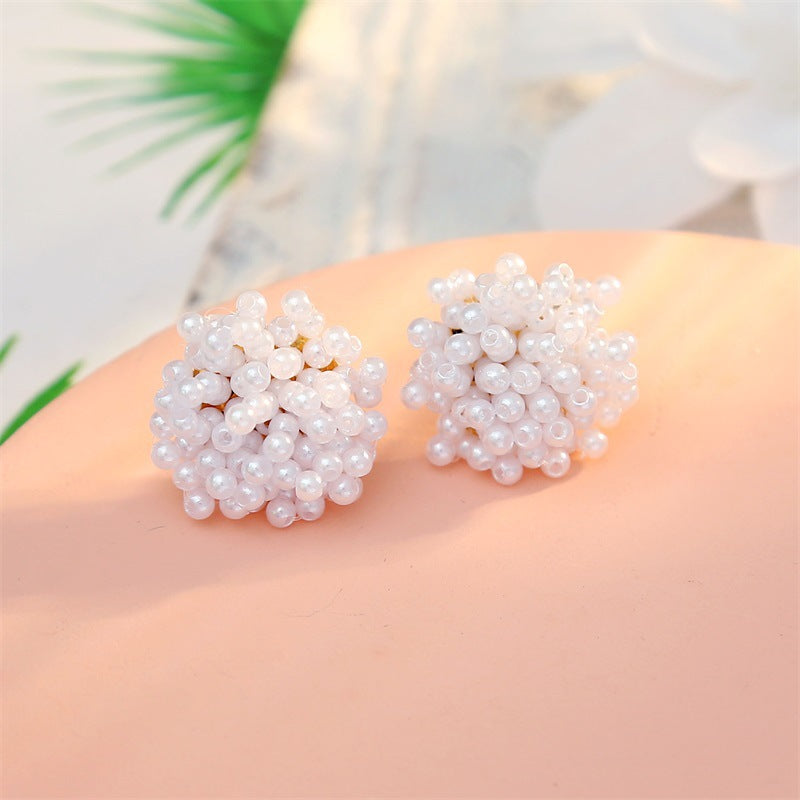 Klassinen Helmi Korvarengas ajattomalla viehätyksellä