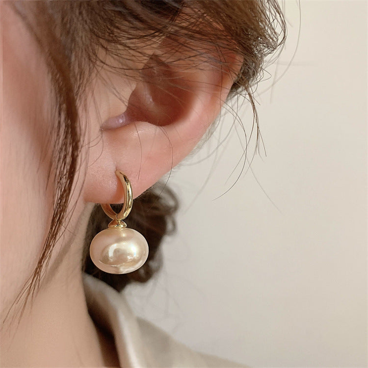 Kaunis Helmi Korvarengas ainutlaatuisella tyylillä