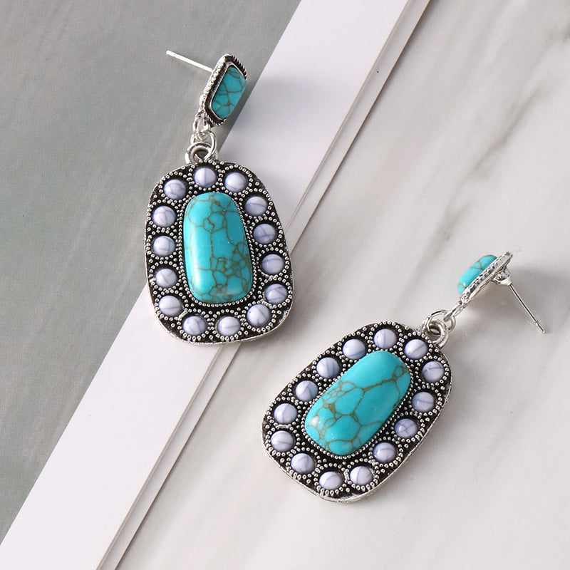 Kaunis Korvarengas ainutlaatuisella tyylillä