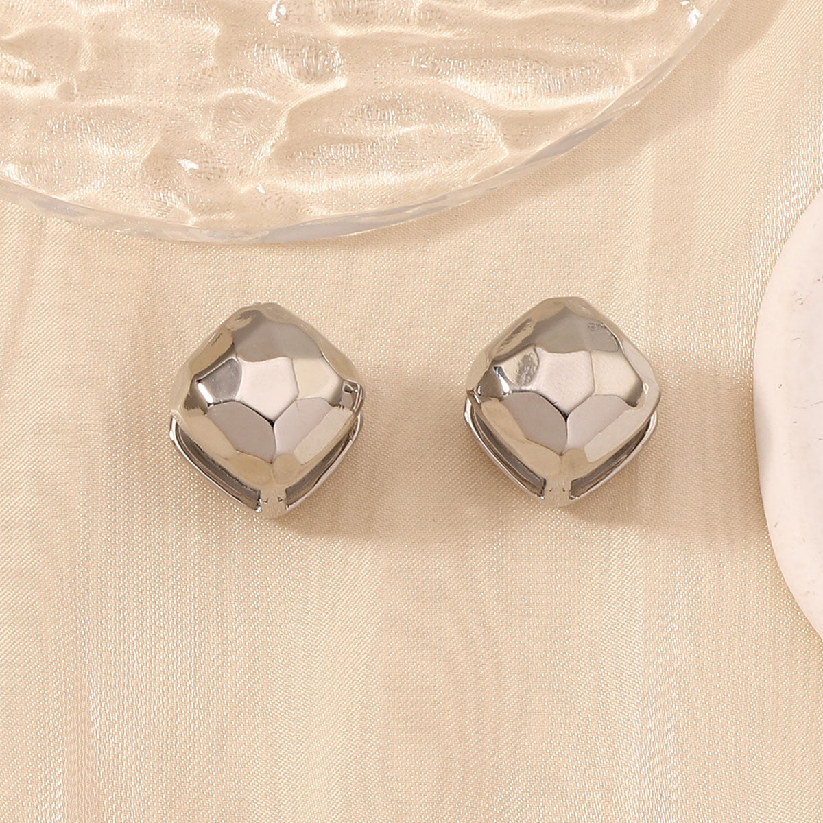 Klassinen Korvarengas ajattomalla viehätyksellä