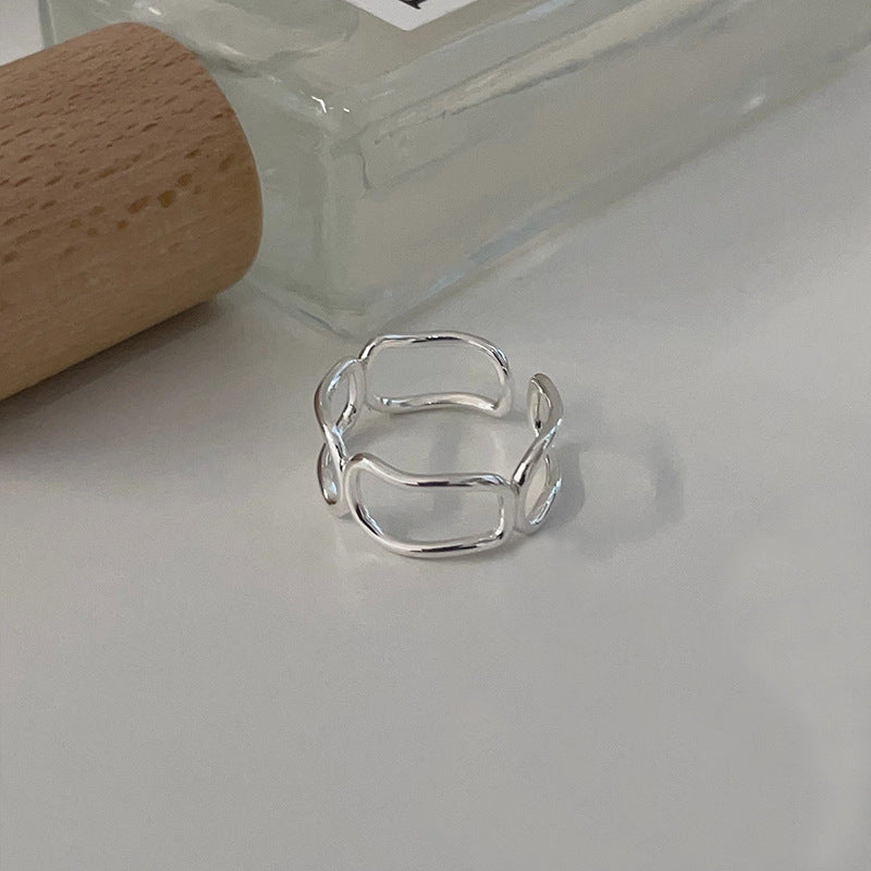 Klassinen Sormus ajattomalla viehätyksellä