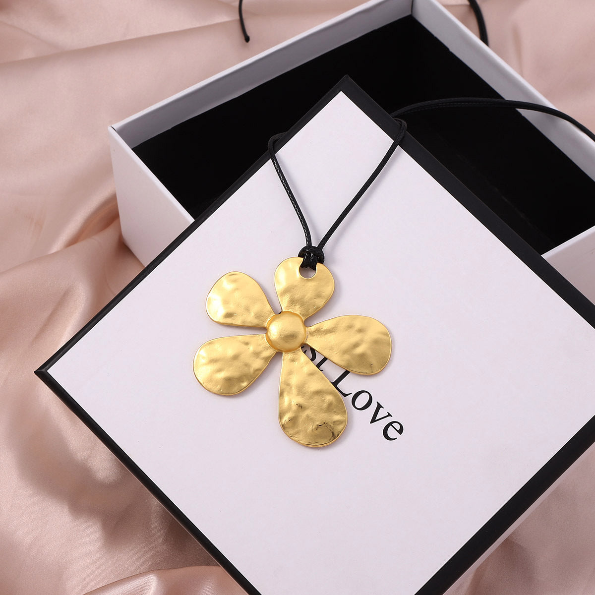 Hurmaava Kaulakoru jokaiseen tilaisuuteen