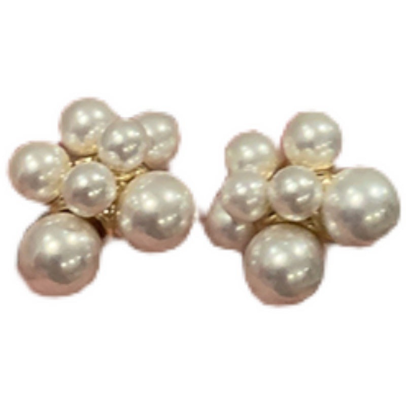 Kaunis Helmi Korvarengas ainutlaatuisella tyylillä