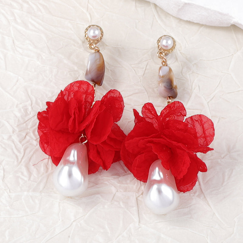 Kaunis Helmi Korvarengas ainutlaatuisella tyylillä