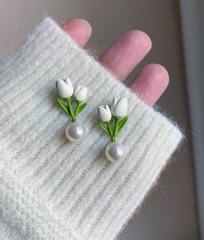 Kaunis Helmi Korvarengas ainutlaatuisella tyylillä