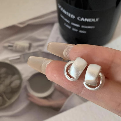 Kaunis Hopea Korvarengas ainutlaatuisella tyylillä