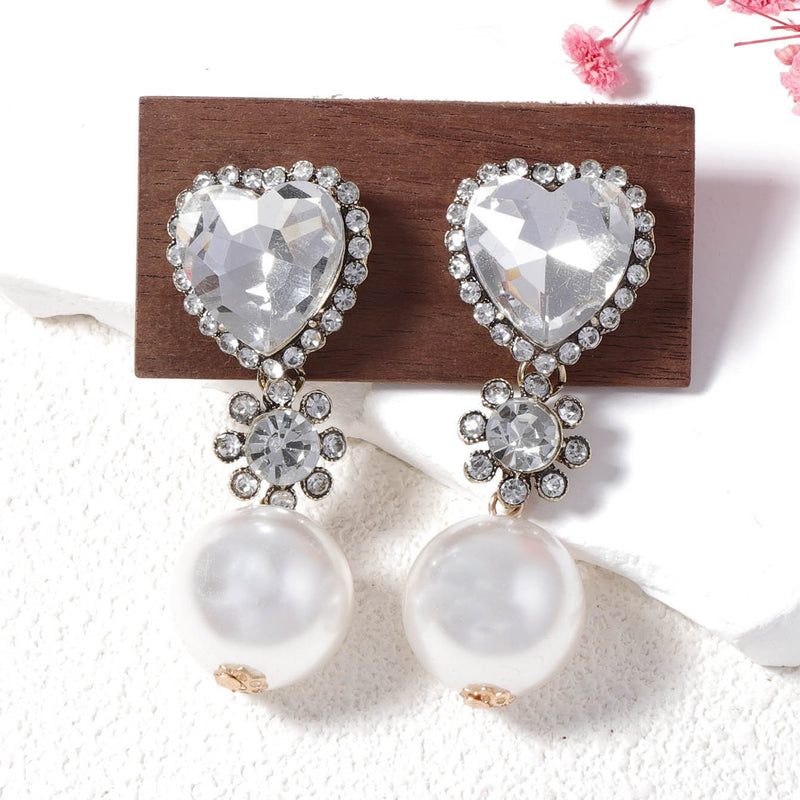 Klassinen Helmi Korvarengas ajattomalla viehätyksellä