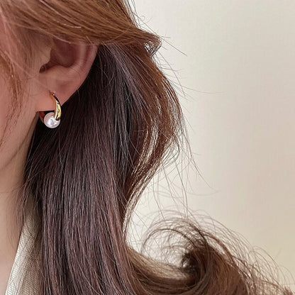 Klassinen Helmi Korvarengas ajattomalla viehätyksellä