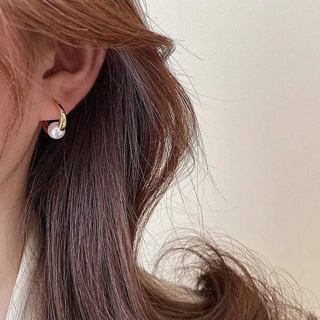 Klassinen Helmi Korvarengas ajattomalla viehätyksellä