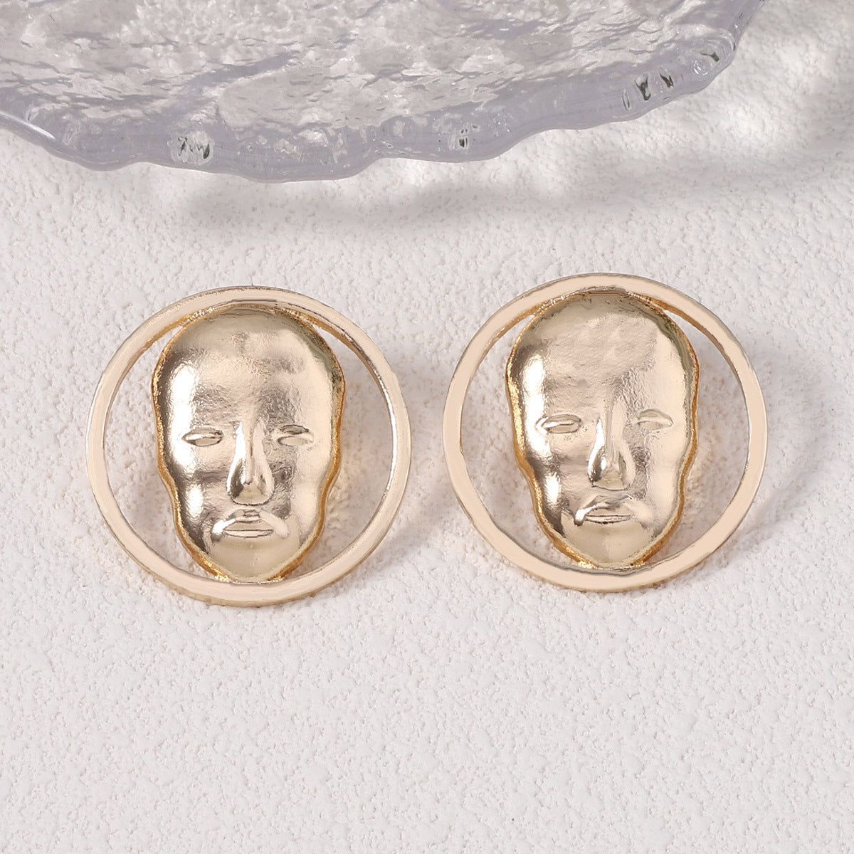 Klassinen Korvarengas ajattomalla viehätyksellä