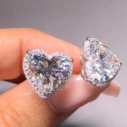 Kaunis Korvarengas ainutlaatuisella tyylillä