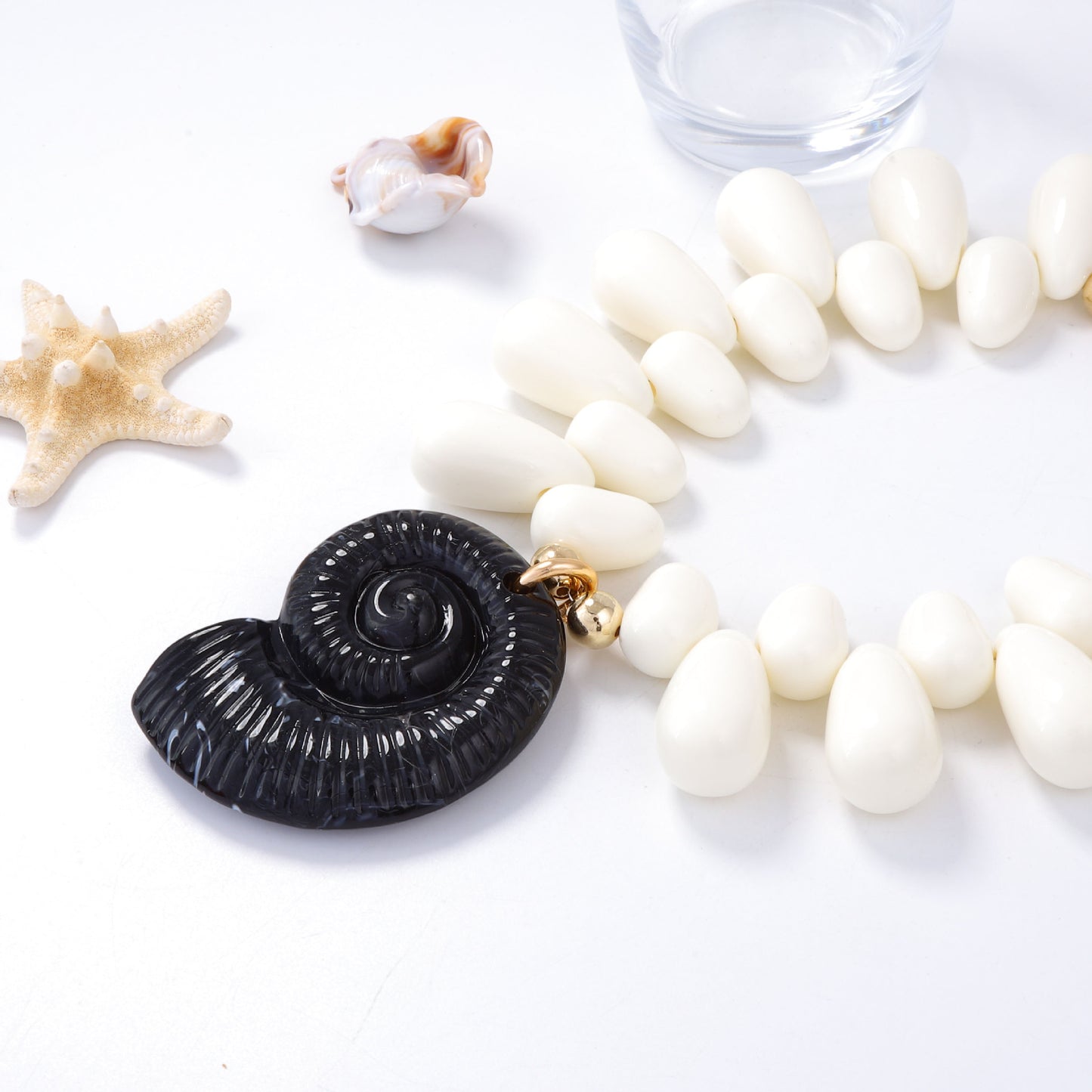 Klassinen Kaulakoru ajattomalla viehätyksellä