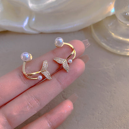 Kaunis Helmi Korvarengas ainutlaatuisella tyylillä