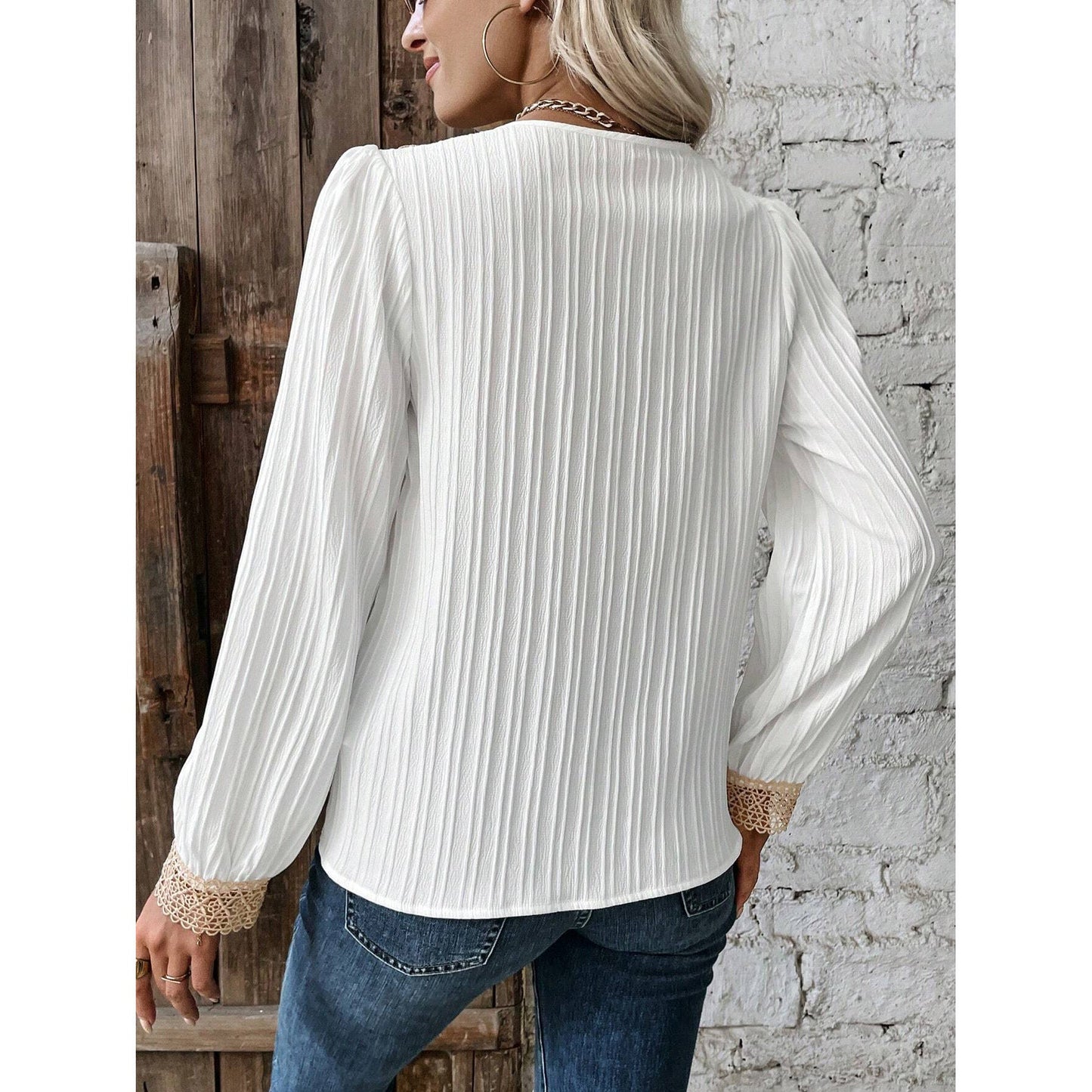 Effortlessly Elegant Blouse with a Timeless Design