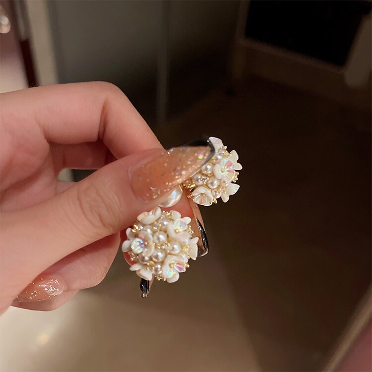 Elegantti Helmi Korvarengas jokaiseen tilaisuuteen