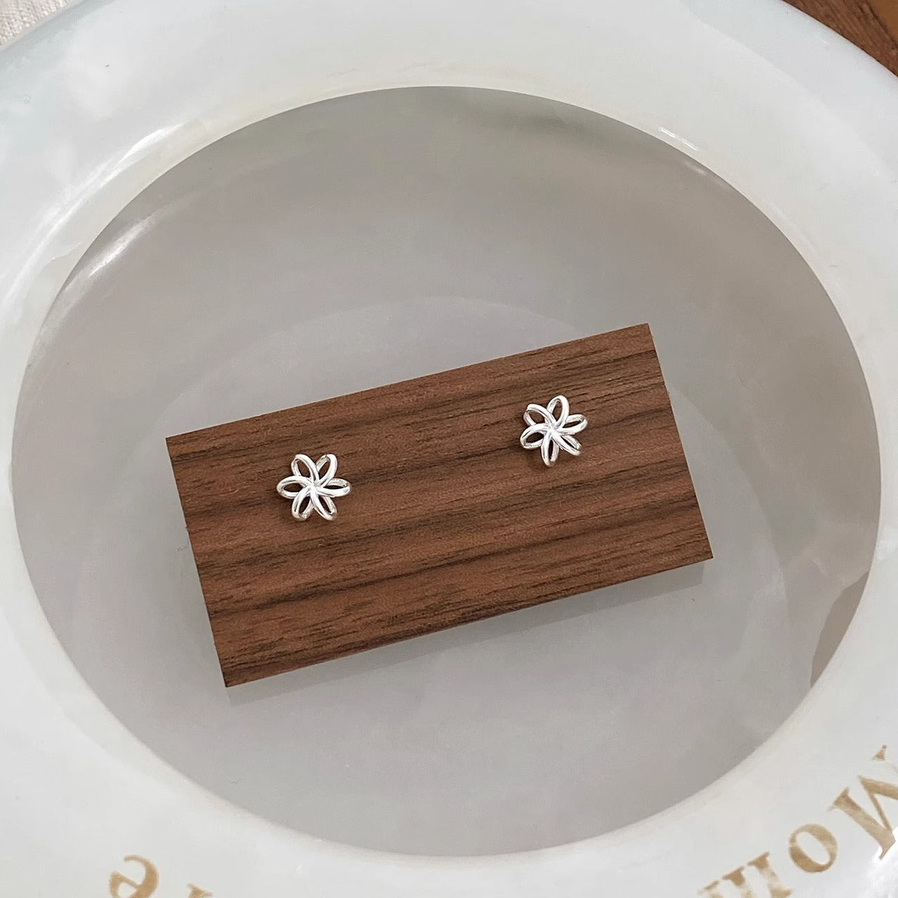 Kaunis Korvarengas ainutlaatuisella tyylillä