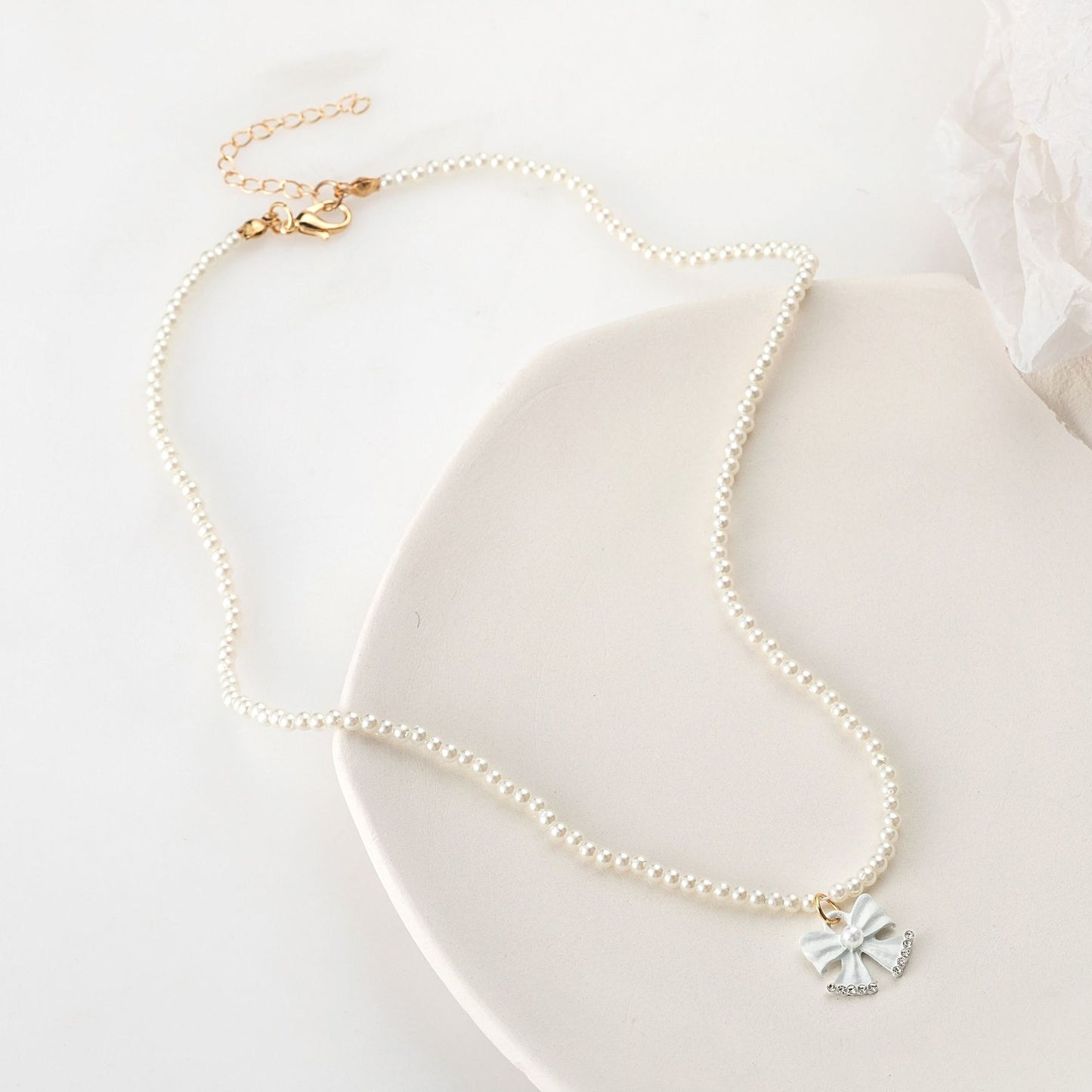 Klassinen Helmi Kaulakoru ajattomalla viehätyksellä