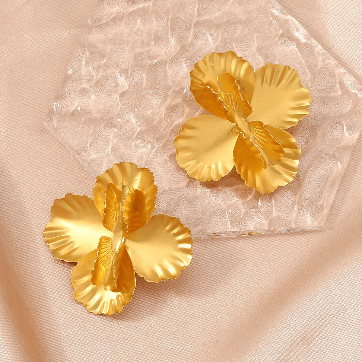 Kaunis Korvarengas ainutlaatuisella tyylillä